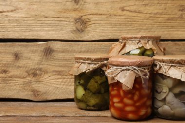 İnsani yardım. Tahta masaya bağışlamak için çeşitli gıda ürünleri.