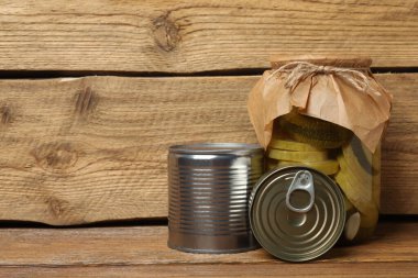 İnsani yardım. Tahta masaya bağışlamak için çeşitli gıda ürünleri.