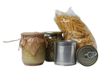 İnsani yardım. Bağış için çeşitli gıda öğeleri beyaz arka planda izole edildi