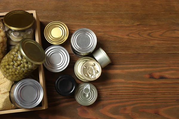 İnsani yardım. Tahta masa üzerinde bağış yapmak için farklı gıda ürünleri.