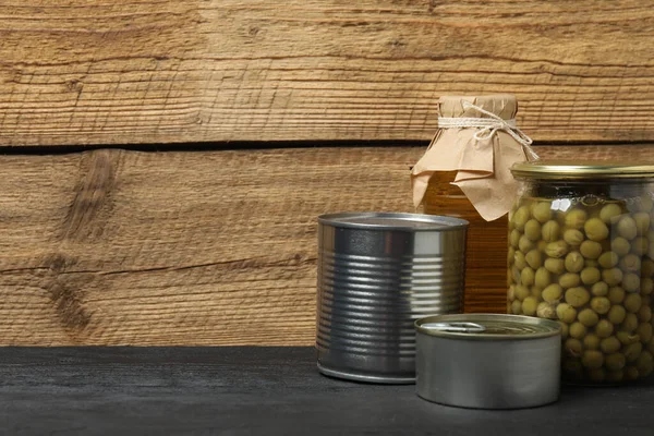 İnsani yardım. Tahta masa üzerinde bağış yapmak için farklı gıda ürünleri.