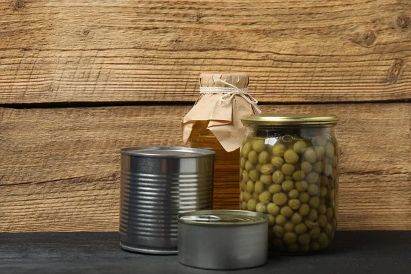 İnsani yardım. Tahta masa üzerinde bağış yapmak için farklı gıda ürünleri.