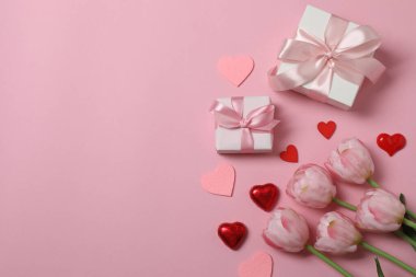 Kırmızı kurdelelere sarılı, pembe arka planda kırmızı kalplerle çevrili sevgililer günü afişi. Romantik ve şenlikli etkinlikler için ideal.