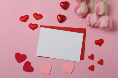 Pembe laleler, hediye kutusu ve renk arka planında kalpler.