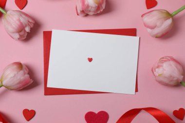 Pembe arka planda kırmızı kalplerle çevrili Sevgililer Günü afişi. Romantik ve şenlikli olaylar için mükemmel..