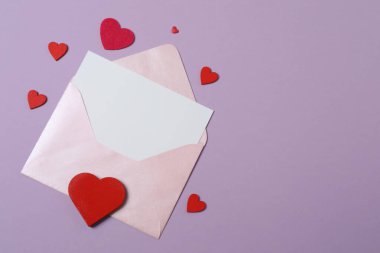 Renkli arka planda kırmızı kalplerle çevrili hediye kutularıyla Sevgililer Günü afişi. Romantik ve şenlikli olaylar için mükemmel..