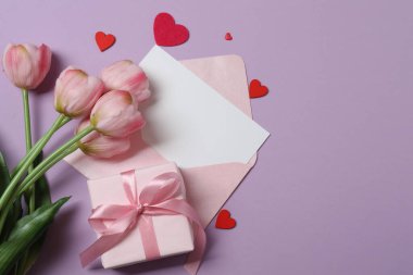 Renkli arka planda kırmızı kalplerle çevrili hediye kutularıyla Sevgililer Günü afişi. Romantik ve şenlikli olaylar için mükemmel..