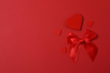 Renkli arka planda kırmızı kurdeleli parlak bir fiyonk.