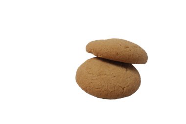 Beyaz arka planda taze pişmiş limonlu kurabiye.