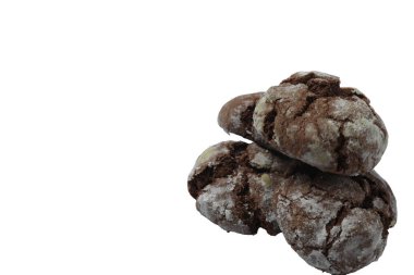 Beyaz arka planda izole edilmiş taze fırınlanmış çikolata kırışık kurabiyeler.