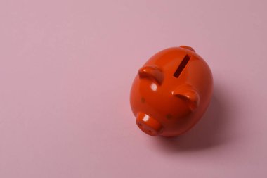 Renkli arka planda domuz kumbarası