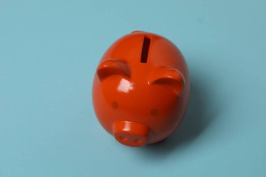 Renkli arka planda domuz kumbarası