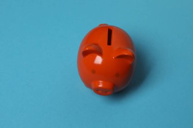 Renkli arka planda domuz kumbarası