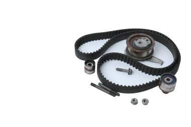 Otomatik mekanik yedek parça ya da araba parçası beyaz arka planda izole edilmiş. Metal araba parçaları seti. Düz konum, üst görünüm, kopyalama alanı