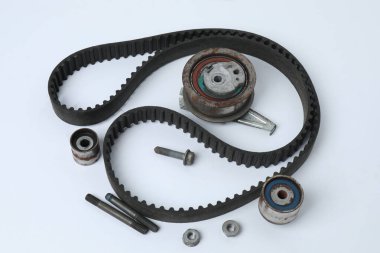 Otomatik mekanik yedek parça ya da araba parçası beyaz arka planda izole edilmiş. Metal araba parçaları seti. Düz konum, üst görünüm, kopyalama alanı