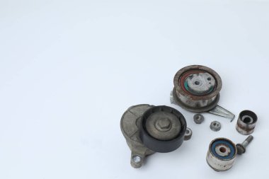 Otomatik mekanik yedek parça ya da araba parçası beyaz arka planda izole edilmiş. Metal araba parçaları seti. Düz konum, üst görünüm, kopyalama alanı