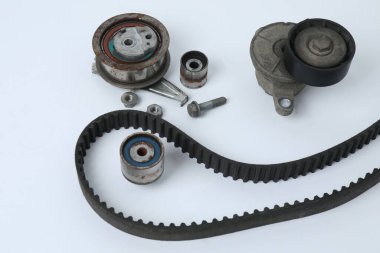 Otomatik mekanik yedek parça ya da araba parçası beyaz arka planda izole edilmiş. Metal araba parçaları seti. Düz konum, üst görünüm, kopyalama alanı