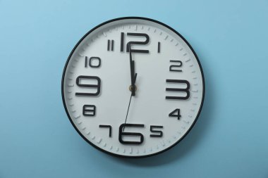 Renkli arkaplanda duvar saati