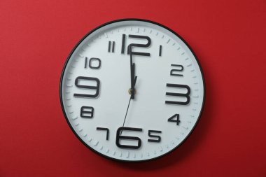 Renkli arkaplanda duvar saati