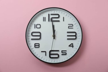 Renkli arkaplanda duvar saati