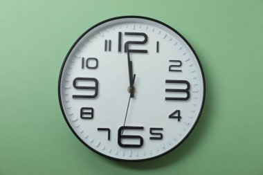 Renkli arkaplanda duvar saati