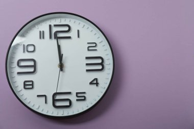 Renkli arkaplanda duvar saati