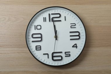 Renkli arkaplanda duvar saati