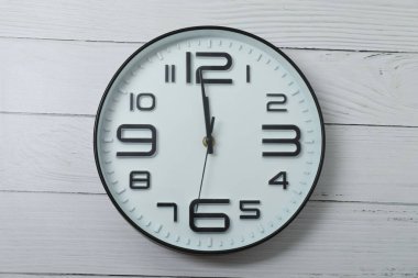 Renkli arkaplanda duvar saati