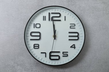 Renkli arkaplanda duvar saati