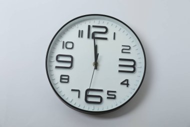 Renkli arkaplanda duvar saati