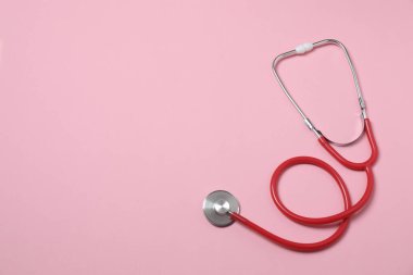 Masada steteskop var. Tıbbi alet. Tıbbi konsept. Sağlık hizmetleri. Sağlık Günü. Doktor ekipmanı. Kardiyoloji. Kalp rahatsızlığı. Akciğer testleri. Solunum iltihabı teşhisi.