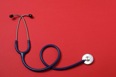 Masada steteskop var. Tıbbi alet. Tıbbi konsept. Sağlık hizmetleri. Sağlık Günü. Doktor ekipmanı. Kardiyoloji. Kalp rahatsızlığı. Akciğer testleri. Solunum iltihabı teşhisi.