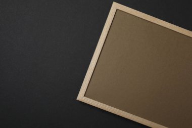 Renkli arka planlarda ahşap çerçeve