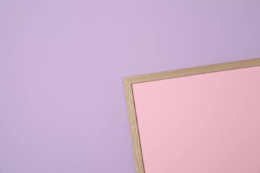 Renkli arka planlarda ahşap çerçeve