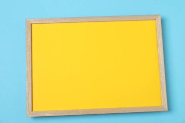 Renkli arka planlarda ahşap çerçeve