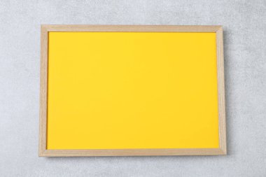 Renkli arka planlarda ahşap çerçeve