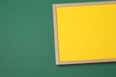 Renkli arka planlarda ahşap çerçeve