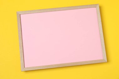 Renkli arka planlarda ahşap çerçeve