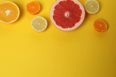 Greyfurt, limon, portakal gibi turuncu meyveler. Taze C vitamini kaynağı, bağışıklığın artması, toksinlerin çıkarılması, doğal sağlıklı yaşam tarzı, organik meyveler. sarı arkaplanda