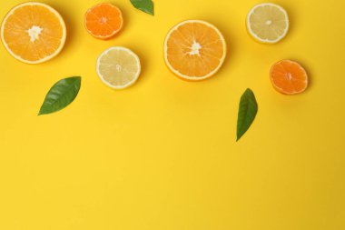 Greyfurt, limon, portakal gibi turuncu meyveler. Taze C vitamini kaynağı, bağışıklığın artması, toksinlerin çıkarılması, doğal sağlıklı yaşam tarzı, organik meyveler. sarı arkaplanda