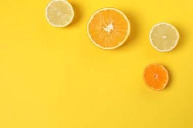 Greyfurt, limon, portakal gibi turuncu meyveler. Taze C vitamini kaynağı, bağışıklığın artması, toksinlerin çıkarılması, doğal sağlıklı yaşam tarzı, organik meyveler. sarı arkaplanda