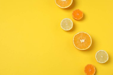 Greyfurt, limon, portakal gibi turuncu meyveler. Taze C vitamini kaynağı, bağışıklığın artması, toksinlerin çıkarılması, doğal sağlıklı yaşam tarzı, organik meyveler. sarı arkaplanda