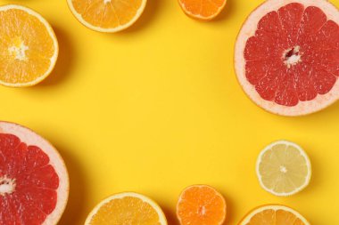 Greyfurt, limon, portakal gibi turuncu meyveler. Taze C vitamini kaynağı, bağışıklığın artması, toksinlerin çıkarılması, doğal sağlıklı yaşam tarzı, organik meyveler. sarı arkaplanda