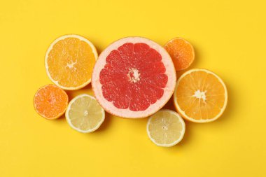 Greyfurt, limon, portakal gibi turuncu meyveler. Taze C vitamini kaynağı, bağışıklığın artması, toksinlerin çıkarılması, doğal sağlıklı yaşam tarzı, organik meyveler. sarı arkaplanda