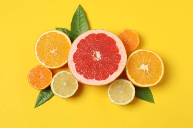 Greyfurt, limon, portakal gibi turuncu meyveler. Taze C vitamini kaynağı, bağışıklığın artması, toksinlerin çıkarılması, doğal sağlıklı yaşam tarzı, organik meyveler. sarı arkaplanda