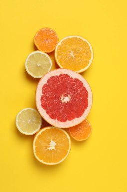 Greyfurt, limon, portakal gibi turuncu meyveler. Taze C vitamini kaynağı, bağışıklığın artması, toksinlerin çıkarılması, doğal sağlıklı yaşam tarzı, organik meyveler. sarı arkaplanda