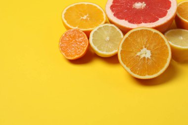 Greyfurt, limon, portakal gibi turuncu meyveler. Taze C vitamini kaynağı, bağışıklığın artması, toksinlerin çıkarılması, doğal sağlıklı yaşam tarzı, organik meyveler. sarı arkaplanda