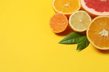 Greyfurt, limon, portakal gibi turuncu meyveler. Taze C vitamini kaynağı, bağışıklığın artması, toksinlerin çıkarılması, doğal sağlıklı yaşam tarzı, organik meyveler. sarı arkaplanda