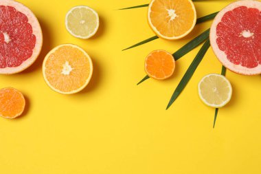 Greyfurt, limon, portakal gibi turuncu meyveler. Taze C vitamini kaynağı, bağışıklığın artması, toksinlerin çıkarılması, doğal sağlıklı yaşam tarzı, organik meyveler. sarı arkaplanda