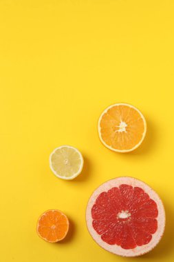 Greyfurt, limon, portakal gibi turuncu meyveler. Taze C vitamini kaynağı, bağışıklığın artması, toksinlerin çıkarılması, doğal sağlıklı yaşam tarzı, organik meyveler. sarı arkaplanda